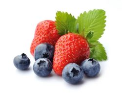 Strawberry dan blueberry salah satu buah penurun hipertensi.(istimewa/indonesiadaily.net)