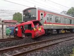 Angkot di Depok dihantem KRL Commuter Line