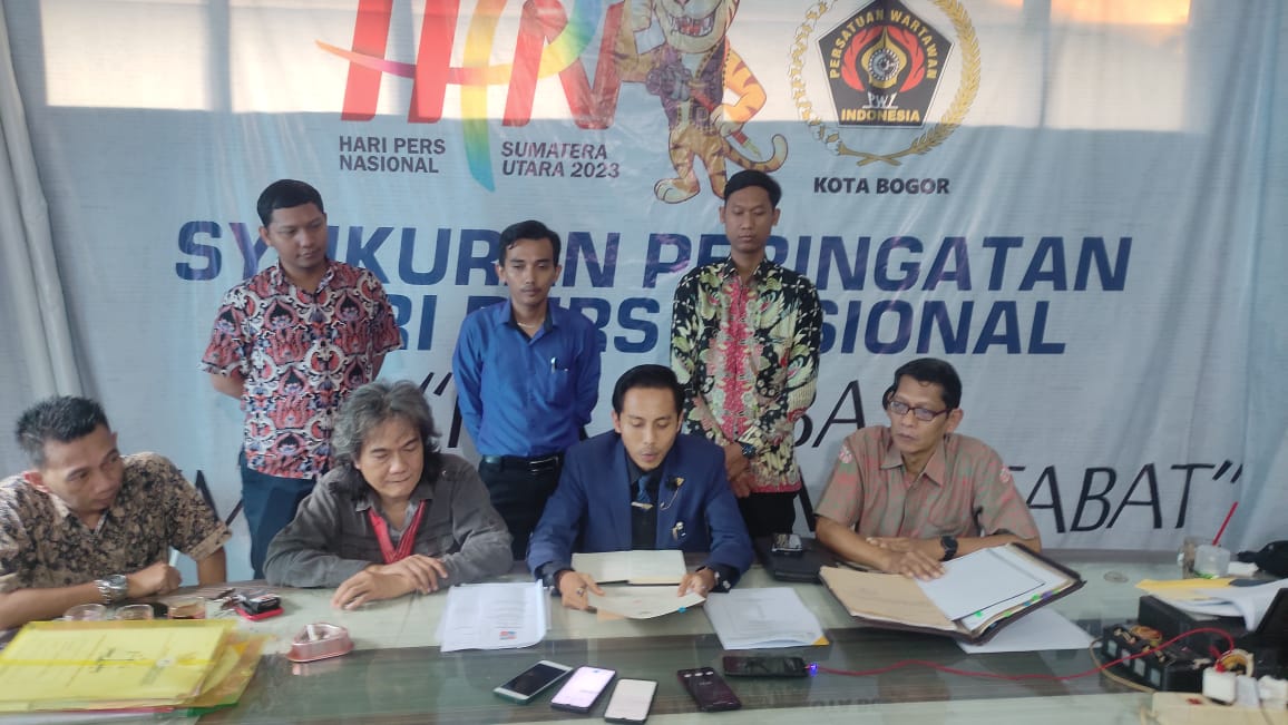 Caption : Tim Kuasa Hukum Ahli Waris TB. A. Basuni, Rd. Anggi Triana Ismail, S.H. saat konferensi pers di Kantor PWI Kota Bogor. (Ibnu/Indonesiadaily.net)