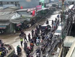 Kali licin meluap membuat banjir di kawasan Jalan Raya Sawangan, Depok.(M.Yadi/indonesiadaily.net)