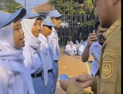Wakil walikota Depok Imam Budi Hartono bersama pelajar SMA di Depok saat penyuluhan e-KTP.(M.Yadi/indonesiadaily.net)