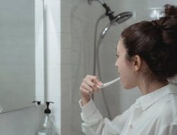 Dampak kesehatan sikat gigi di bawah pancuran shower.(istimewa/indonesiadaily.net)