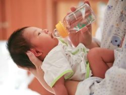 Bahaya minum air putih pada bayi dibawah 6 bulan.(istimewa/indonesiadaily.net)