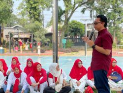 Anggota DPRD Provinsi Jawa Barat (Jabar) Rizki Apriwijaya saat menjelaskan tentang stunting kepada kader di Kelurahan Sawangan Baru, Kota Depok. ( M Yadi/ Indonesiadaily. net)