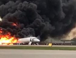 kebakaran di bandara rusia kebakaran di bandara rusia