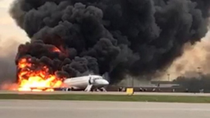 kebakaran di bandara rusia