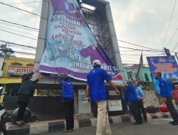 Kader partai Demokrat menurunkan baliho Anies di Depok.(M.Yadi/indonesiadaily.net)