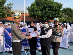 Kasatlantas Polres Metro Depok saat membagikan buku keselamatan berlalu lintas. istimewa)