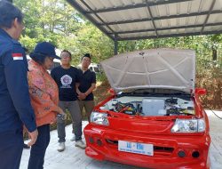 Rektor Universitas Gunadarma Prog Margianti saat melihat mobil listrik hasil buatan mahasiswa dan dosen. (Istimewa) Rektor Universitas Gunadarma Prog Margianti saat melihat mobil listrik hasil buatan mahasiswa dan dosen. (Istimewa)