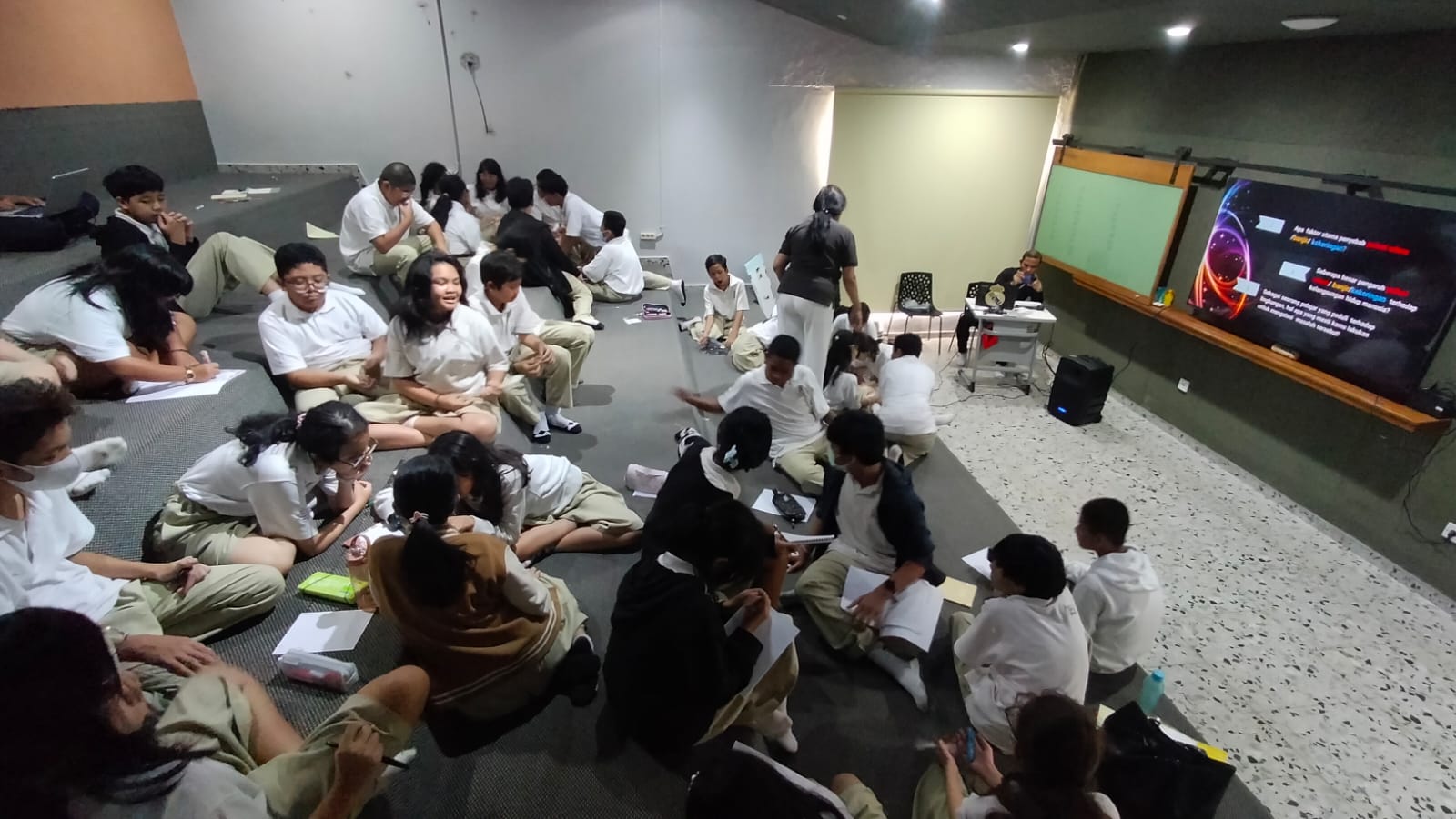 bahas isu Sekolah Nasional Tunas Global 1