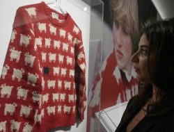 Sweater domba hitam milik mendiang Putri Diana dilelang dengan harga fantastis.(istimewa/Indonesiadaily.net)