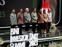 Direktur Utama PT Bank Negara Indonesia (Persero) Tbk Royke Tumilaar bersama Presiden Joko Widodo dalam dalam acara BNI Investor Daily Summit 2023. (istimewa/indonesiadaily.net)