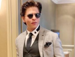 Kebiasaan unik Shah Rukh Khan adalah tidak pernah lepas sepatu.(istimewa/indonesiadaily.net)