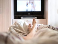 TV di kamar tidur