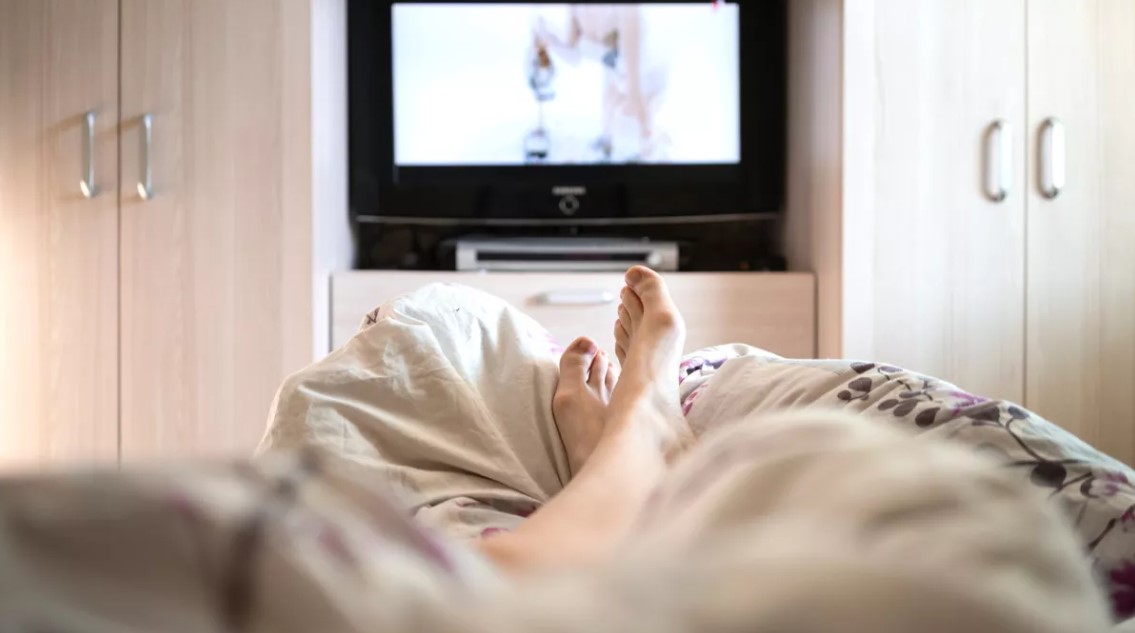 TV di kamar tidur
