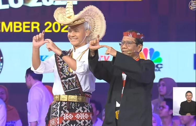 ganjar pranowo baju adat NTT