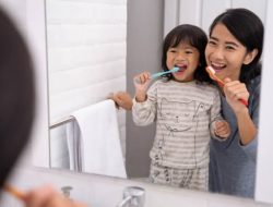 Membersihkan gigi dua kali sehari salah satu kebiasaan sehat yang bisa diturunkan kepada anak.(istimewa/Indonesia dulu.net)