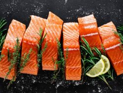 Ikan salmon salah satu makanan untuk cegah mata minus pada anak.(istimewa/indonesiadaily.net)