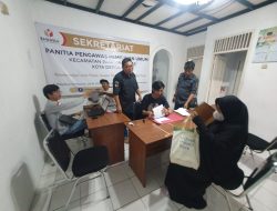 Panwascam Pancoran Mas sedang melayani calon petugas pengawas TPS. (M Yadi/ Indonesiadaily.net)