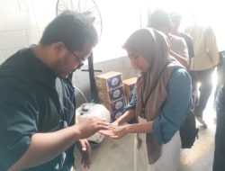 Pelipatan surat suara di gudang KPU Depok. (M Yadi)
