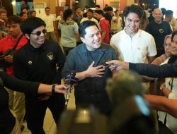 Erick Thohir bersama sejumlah artis usai menyaksikan laga Piala Asia. (istimewa/indonesiadaily.net)