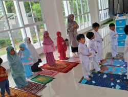 Sejumlah siswa KB-TK Bosowa Al-Azhar Cilegon sedang melaksanakan praktek sholat.(istimewa/indonesiadaily.net)