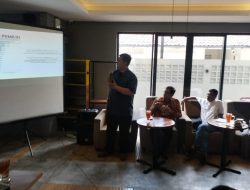 Peneliti LKSP Subhan Akbar di sekitar Jalan Margonda sedang menjelaskan hasil survei Pilpres 2024. (M Yadi/ Indonesiadaily.net).