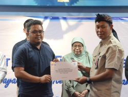 Penjabat Bupati Bogor, Asmawa Tosepu bersama Direktur Utama dan jajaran Direksi Perumda Air Minum Tirta Kahuripan saat acara tasyakuran HUT Perumda Tirta Kahuripan ke-43, di Aula Kantor Perumda Tirta Kahuripan, Cibinong.(Gibran/indonesiadaily.net)