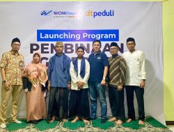 Financial Planning and Investor Relation Division Head WOM Finance, Erik Tanudjaja bersama perwakilan dari Yayasan Riyadush Shalihin Ahmad Bahrudin. (Istimewa/indonesiadaily.net)