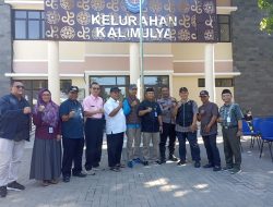 Sekda Depok Supian Suri bersama jajaran saat menggelar pasar murah di Kelurahan Kalimulya, Cilodong, Depok.(istimewa/indonesiadaily.net)