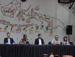 Direktur Bisnis dan Pemasaran Smesco Indonesia Wientor Rah Mada bersama jajarannya saat paparannya terkait Halal Expo.(istimewa/indonesiadaily.net)