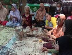Warga Somongari Dilatih Kerajinan Berbahan Eceng Gondok dan Mendong