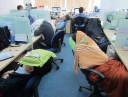 Karyawan Jepang tidur siang.(istimewa/Indonesiadaily.net)
