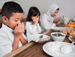 Melatih anak belajar puasa.(istimewa/indonesiadaily.net)