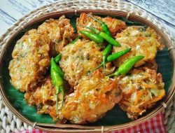 Makan gorengan saat berbuka puasa.(istimewa/indonesiadaily.net)