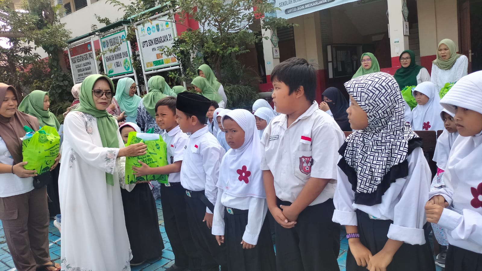 SDN Mekarjaya 31 santunan 2