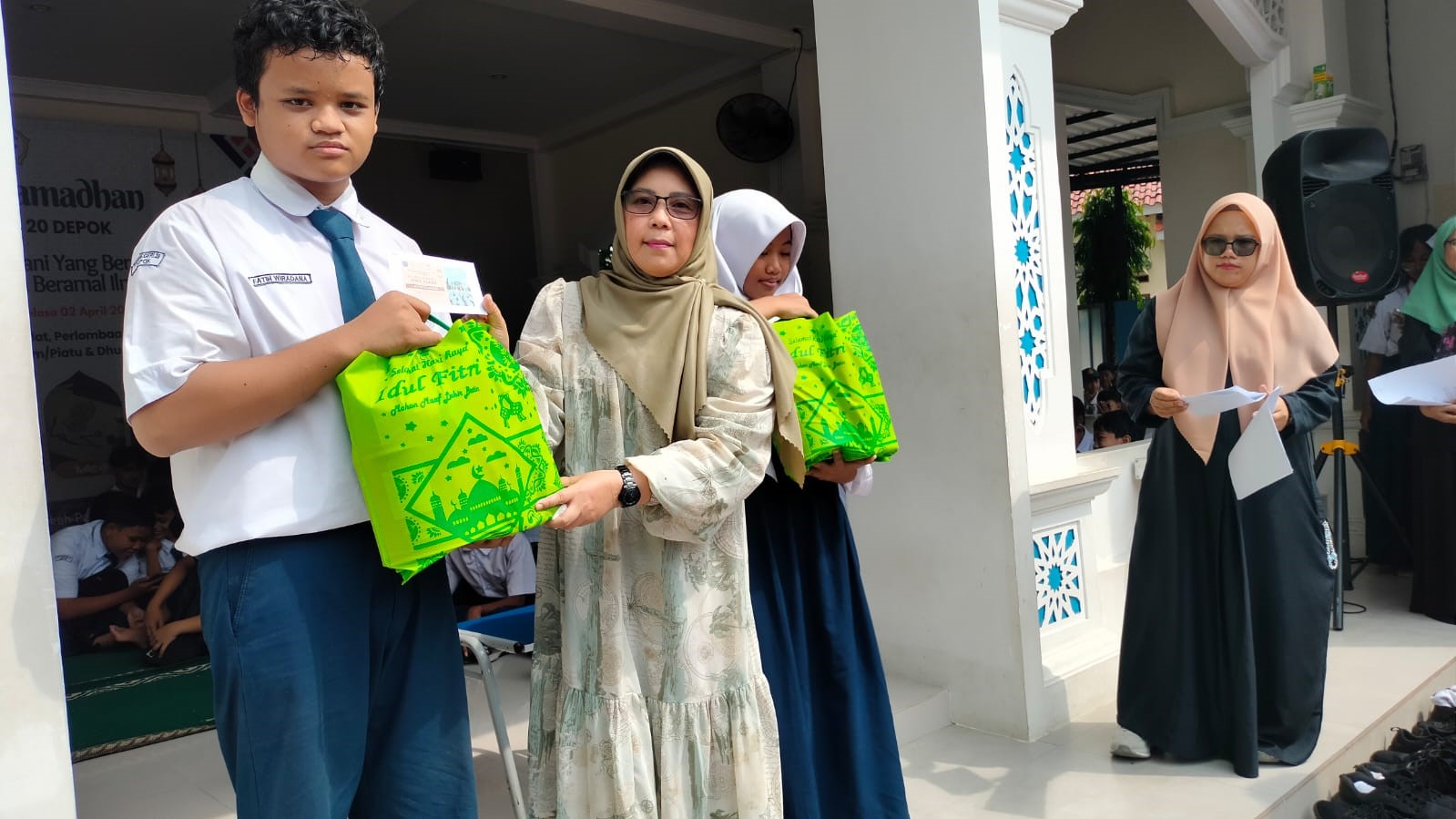 SMPN 20 Depok berbagi di ramadan 2