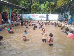 Relawan Prabowo-Gibran Bogor Raya mengadakan ngubek empang.(Ibnu Galansa/indonesiadaily.net)