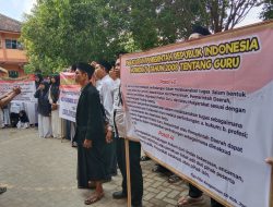 Ratusan guru di Jombang Unjuk rasa tuntut pembebasan guru Di ayah.(istimewa/indonesiadaily.net)