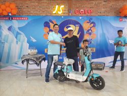 Direktur Utama BPR Sukma Kemang Agung Henry Palthy memberikan hadiah doorprice kepada salah satu nasabah setianya dalam perayaan HUT Bank Perekonomian Rakyat (BPR) Sukma Kemang Agung yang ke 24.(istimewa/indonesiadaily.net)