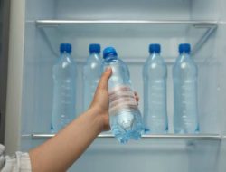 Botol plastik salah satu barang yang sebaiknya tidak disimpan di kulkas.(istimewa/indonesiadaily.net)