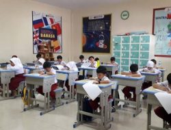 Siswa siswa Sekolah Bosowa Al-Azhar Cilegon mengikuti kegiatan Sumatif Akhir Tahun.(istimewa/indonesiadaily.net)