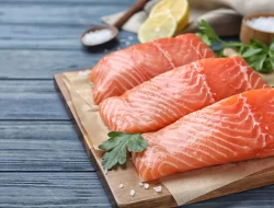 Ikan salmon salah satu makanan yang baik dikonsumsi usia 50 tahun.(istimewa/indonesiadaily.net)
