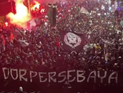 Aksi berbaris supporter Bonek perayaan HUT Persebaya saat di Grahadi. (Fino/indonesiadaily.net)