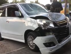 Sebuah minibus mengalami kecelakaan di Jalan Raya Desa Madigondo, Kecamatan Takeran, Magetan, Jawa Timur.(istimewa/indonesiadaily.net)