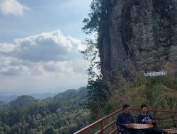 Sejumlah pengunjung tampak menikmati suasana keindahan alam Puncak Widosari.(istimewa/indonesiadaily.net)