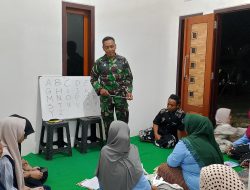 Peltu Suparman tengah berdiri Ikhwan mengajar warga yang buta huruf.(istimewa/indonesiadaily.net)
