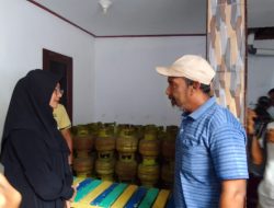 Bupati Ipuk kerudung hitam saat melakukan sidak bertemu dengan salahsatu agen gas elpiji. (Irham/Indonesiadaily.net)