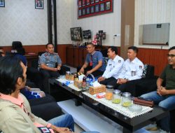 Divisi Perencanaan Data dan Informasi KPU Banyuwangi Moh.Qowim (kalung tali merah) dan anggota KPU lainnya saat koordinasi dengan Kalapas Kelas II A Banyuwangi Agus Wahono beserta jajarannya. (istimewa/indonesiadaily.net)