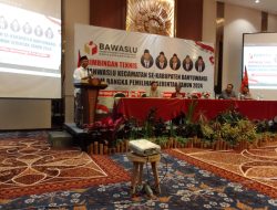 Ketua Bawaslu Provinsi Jatim A.Warits saat membuka acara Bimtek di Banyuwangi. (Irham/Indonesiadaily.net)